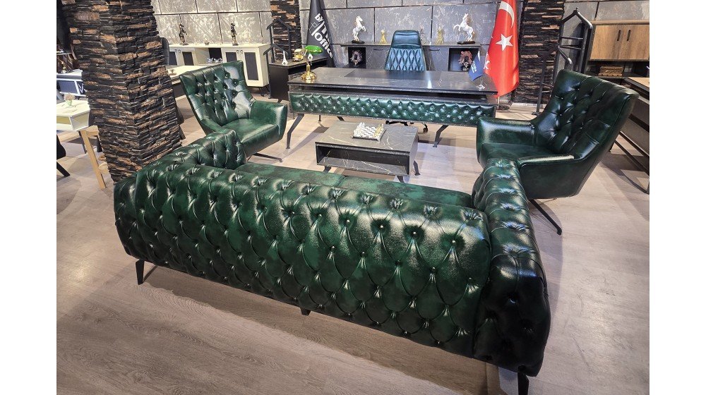 Kapi Chester yönetici masa takımı, kapitoneli ön paneli, mermer desenli tablası ve metal ayakları ile modern ofis ortamında Tilia dönerli Chester bekleme grubu ile sergileniyor.